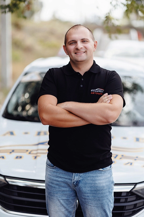 Молодой лысый инструктор