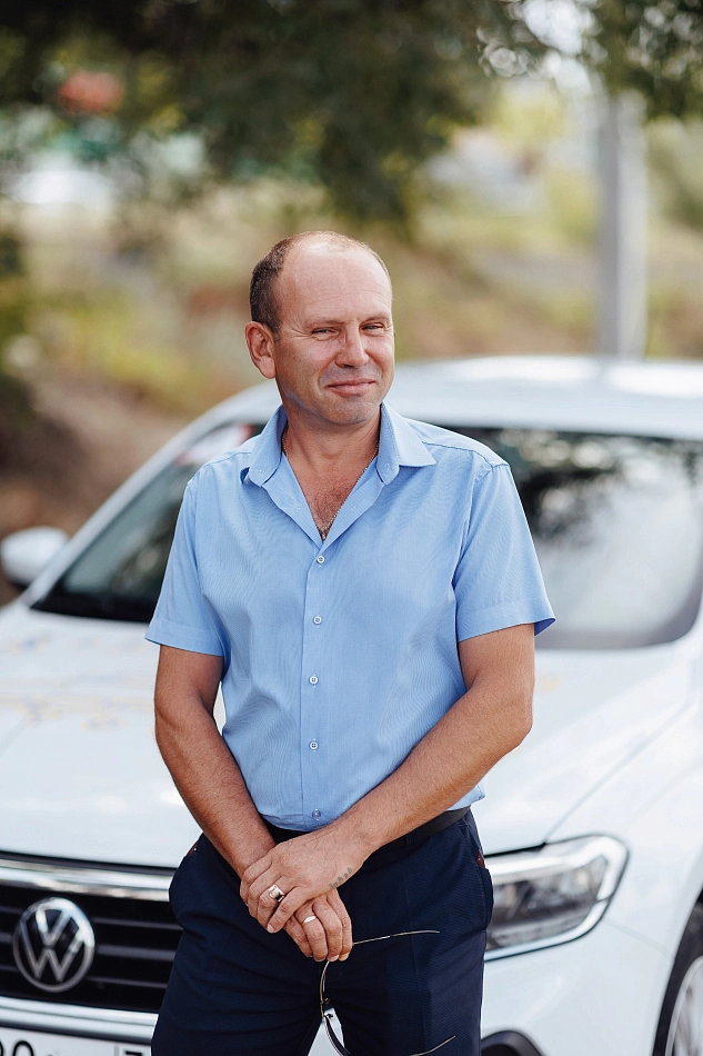 Инструктор в голубой рубашке