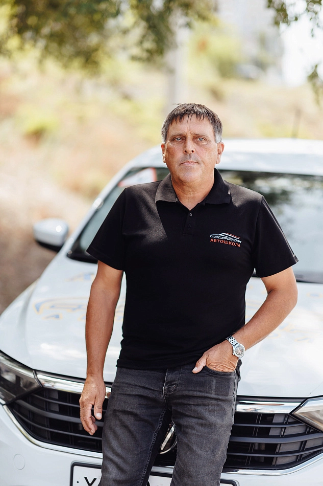 Опытный инструктор у автомобиля