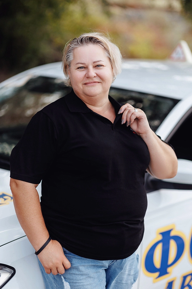 Женщина инструктор у автомобиля