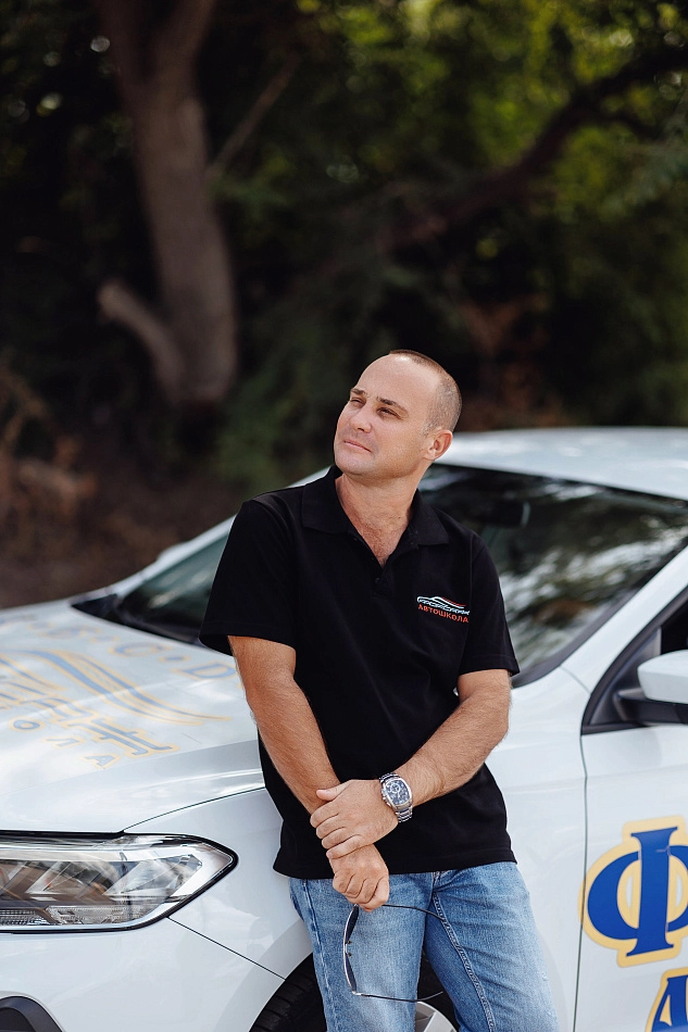 Инструктор смотрит в сторону