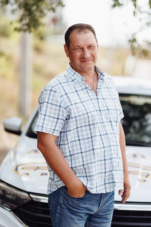 Инструктор в клетчатой рубашке