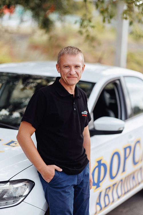 Инструктор с рукой в кармане