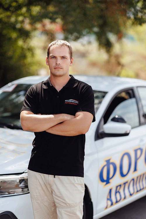 Инструктор с серьёзным видом