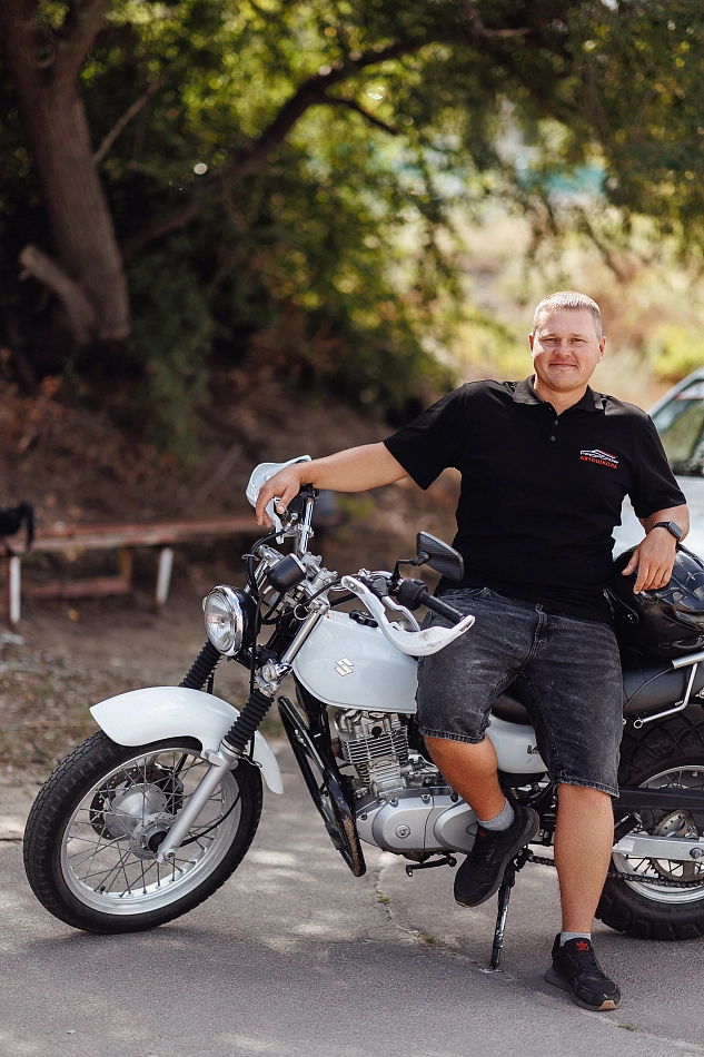 Инструктор сидит на мотоцикле