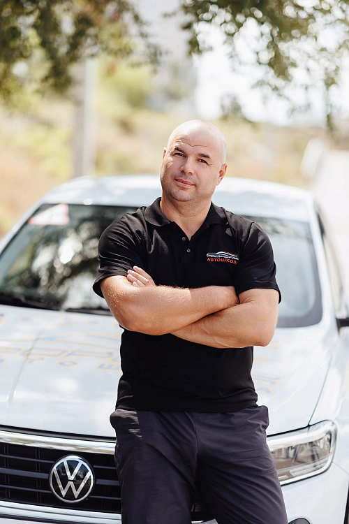 Инструктор с бритой головой