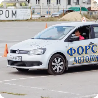 Учебная машина на площадке с конусами