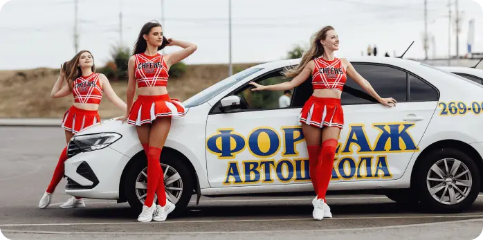 Девушка отдыхает у квадроцикла