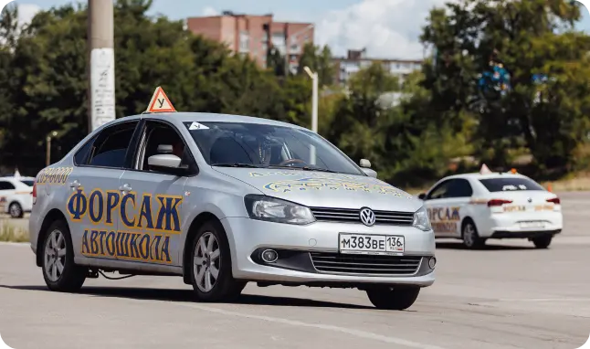 Инструктор у учебного автомобиля