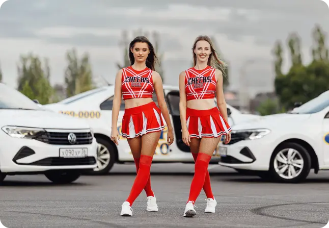 Две чирлидерши у учебных машин