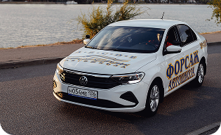 Автомобиль автошколы с инструктором