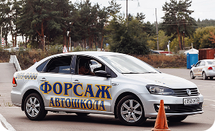 Учебный автомобиль на автодроме