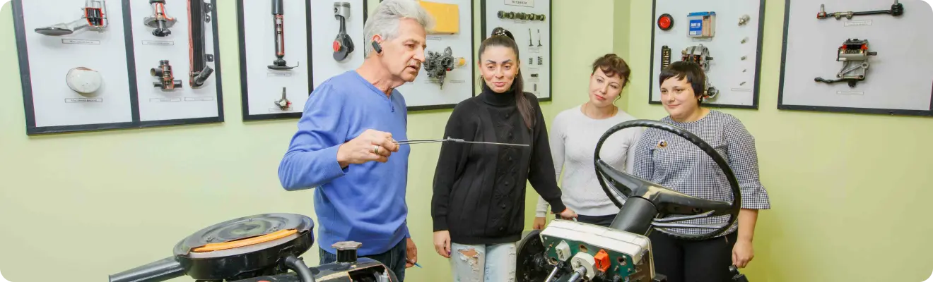 Преподаватели и студенты в классах автошколы